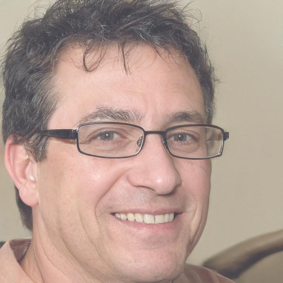 Retrato de Elías Mendoza, especialista en finanzas para pequeños negocios