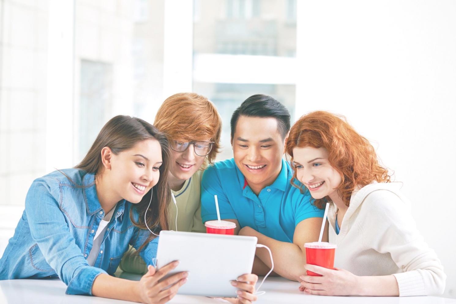 Personas emprendedoras colaborando en proyectos de negocios